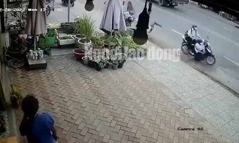 CLIP: Hai nữ sinh “tung chưởng” khiến 2 tên cướp ngã nhào