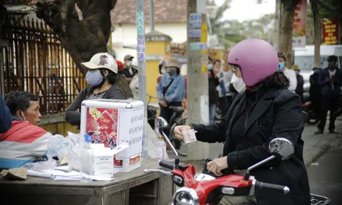 Người dân góp hơn 294 triệu giúp gia đình 17 nạn nhân vụ chìm ca nô ở Cửa Đại