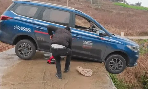 Hồi hộp với màn giải cứu ô tô suýt rơi từ cầu xuống suốiicon