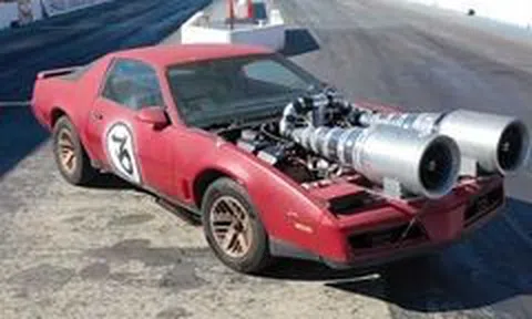 Những chiếc ô tô độ chế khoang động cơ cực dị