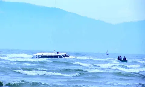 Canô chìm làm 17 người chết ở Cửa Đại: Gió giật cấp 5-6 vẫn cấp phép xuất bến?