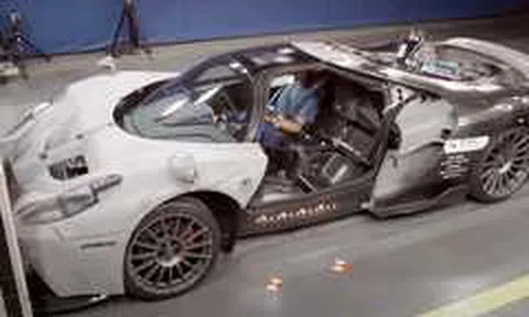 Các siêu xe 'triệu đô' được thử nghiệm va chạm như thế nào?