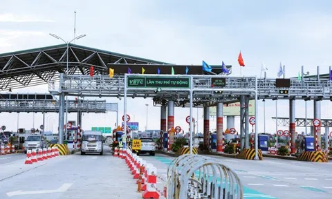 Đẩy nhanh tiến độ dán thẻ thu phí không dừng cho các phương tiện