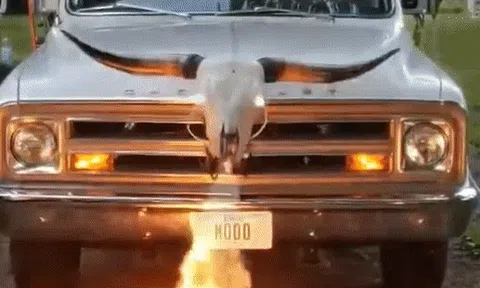 Xe tải cổ Chevrolet độ thành 'nhà di động' có đầu phun ra lửa cực dị