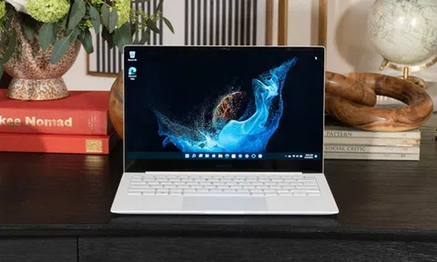 Samsung ra mắt laptop nặng 870 g