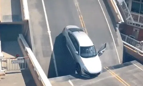 Đột ngột dừng xe giữa lúc cầu đang mở, ô tô nhận kết đắngicon