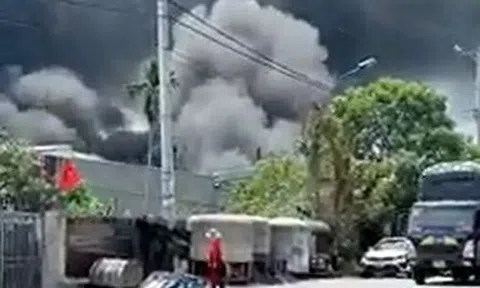 Cháy lớn tại xưởng nhựa ở TP.HCM, nhiều công nhân lao ra hô hoán, kêu cứu