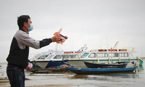 Sau vụ chìm ca nô ở Cửa Đại: Lấy ý kiến lái tàu về độ an toàn của ca nô "mui kín"