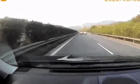 Xe tải chồm qua dải phân cách, tông trực diện xe con trên cao tốcicon