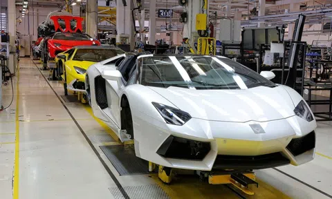 Chìm tàu chở hàng ngàn siêu xe trên biển: Lamborghini tái sản xuất Aventador