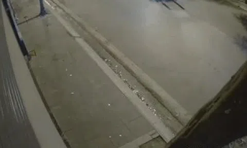 Nóng trên đường: Lao như tên bắn vào xe nâng, thanh niên thoát chết kỳ diệuicon