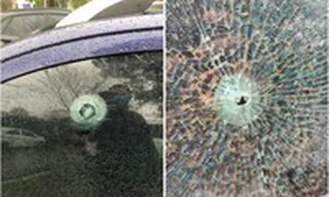 Hưng Yên: Hàng loạt ô tô trong một khu dân cư bị bắn vỡ kínhicon