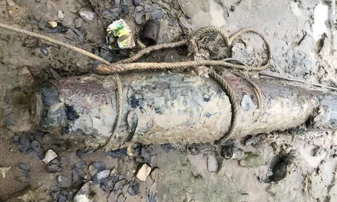 Đang thả lưới bắt cá, kéo trúng quả bom “khủng” 150 kg còn nguyên kíp nổ