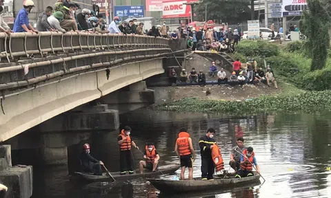 Cả trăm người tìm kiếm nam thanh niên nghi đâm vào thành cầu rơi xuống sông trong đêm