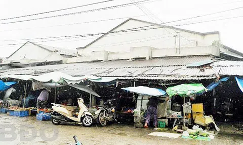 Rạng sáng, hàng loạt người trong khu dân cư bất ngờ bị kẻ ngáo đá đâm chém