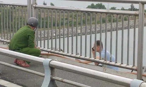 Người đàn ông doạ nhảy cầu tự tử suốt 15 giờ đồng hồ, trở về nhà lúc 24h đêm