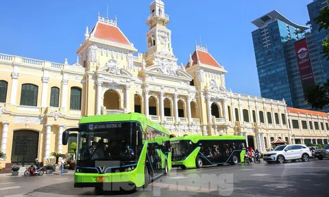 Cận cảnh tuyến xe buýt điện đầu tiên lăn bánh ở TPHCM