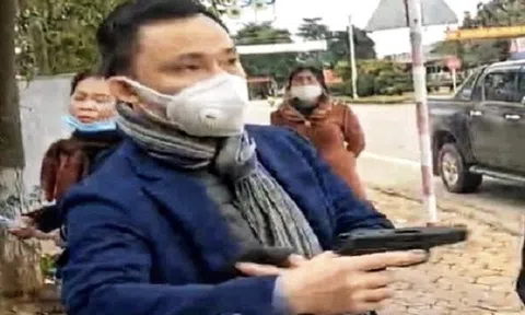 Vụ rút súng lên đạn chỗ đông người: Người cầm súng là giám đốc công ty