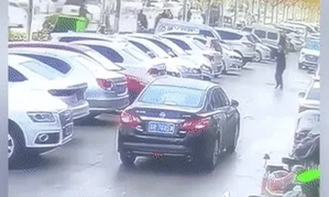 Chiếc sedan bị bẹp dúm bởi vật khổng lồ từ trên trời rơi xuốngicon