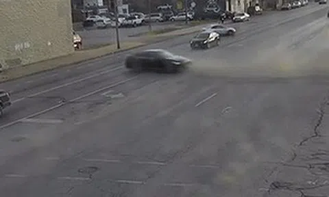 Màn lái xe ăn trộm chạy trốn đâm xuyên tường gây sốticon