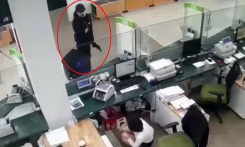 2 nghi phạm cướp ngân hàng ở Hà Nội bị rơi mất 300 triệu trong quá trình tẩu thoát