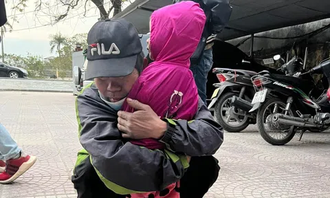 Xác định danh tính người phụ nữ thả bé gái 2 tuổi xuống cống nước rồi nói "cho đi tắm nhé"