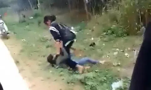 2 nữ sinh hẹn đánh nhau giữa đường để giải quyết mâu thuẫn