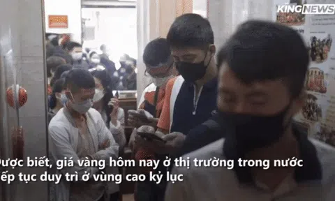 Giá vàng 73,7 triệu đồng/lượng, dân ùn ùn đi giao dịch, xếp hàng cả tiếng chờ tới lượt