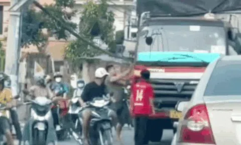 Clip: Nhóm đối tượng cầm hung khí đập phá ô tô, tấn công tài xế giữa đường ở Bình Dương