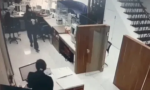 Clip 2 gã trong "hội những người vỡ nợ muốn làm liều" cầm súng giả cướp ngân hàng ở Hà Nội