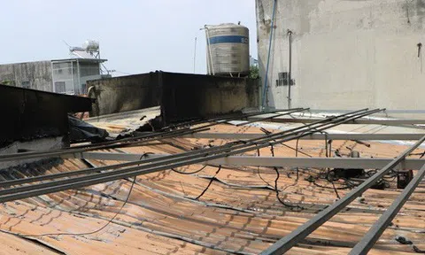 TP.HCM: Cháy xưởng chứa nệm gây nứt nhà dân, bà ôm cháu đang ngủ tháo chạy