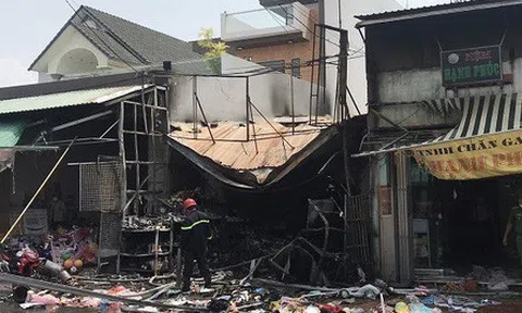 Bình Dương: Bé trai 5 tuổi chê đồ chơi cũ nên châm lửa đốt, lửa thiêu rụi luôn cả nhà