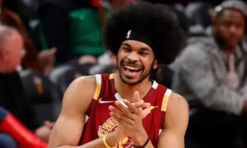 Cầu thủ NBA bị đồng đội ép mua iPhone