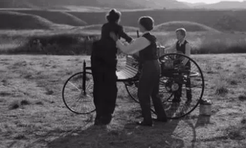 Chuyến đi thú vị của người phụ nữ có ảnh hưởng nhất lịch sử ô tô thế giới