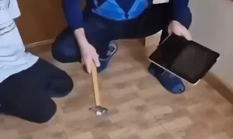 Ông bố Nga đập vỡ iPad trước mặt con trai, phản đối cách hành xử của Apple