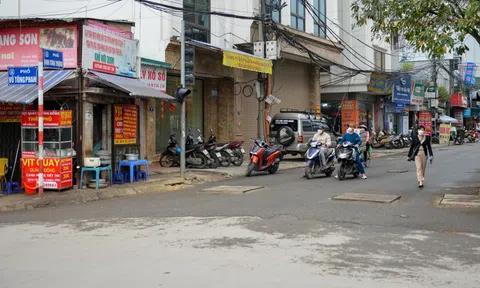 Hà Nội: Hơn trăm hố ga, hố kỹ thuật nhô khỏi mặt đường như "bẫy" ở đoạn phố chưa đầy 500m