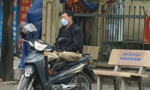 Xe ôm truyền thống than trời vì giá xăng liên tục tăng kỷ lục: Đã khó nay càng khó hơn