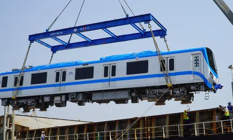 Cận cảnh 2 đoàn tàu metro số 1 tới cảng Khánh Hội, TP HCM