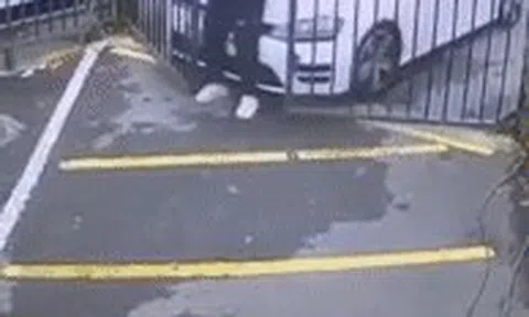 Quên kéo phanh tay khi dừng ô tô, thanh niên nhận kết đắngicon