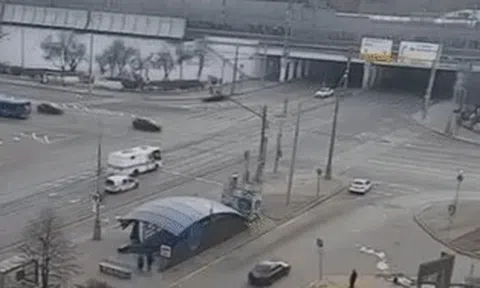 Xe cảnh sát chở người biểu tình bị 'tông gục' khi qua ngã tư ở Moscowicon