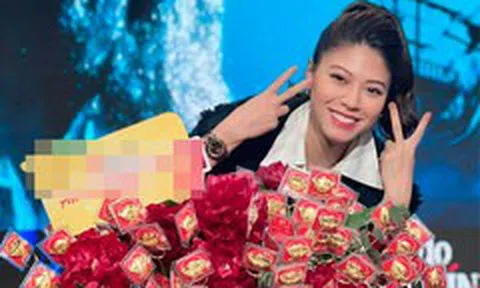 BTV Ngọc Trinh gây bất ngờ khi lên sóng cùng bó hoa 100 lượng vàng