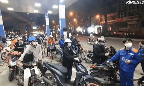 Người dân ùn ùn đi đổ đầy bình xăng trước thông tin có thể tăng giá kỷ lục vào ngày mai