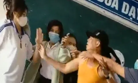 Phụ huynh ngang nhiên xông vào lớp đánh một nam sinh, bảo vệ ‘không kịp phản ứng’