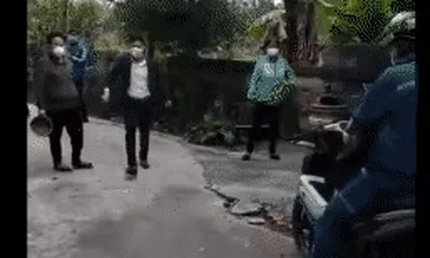 Chủ tịch xã hùng hổ gạt điện thoại của dân khi bị quay hình: Tao đứng hẳn đây mày quay này