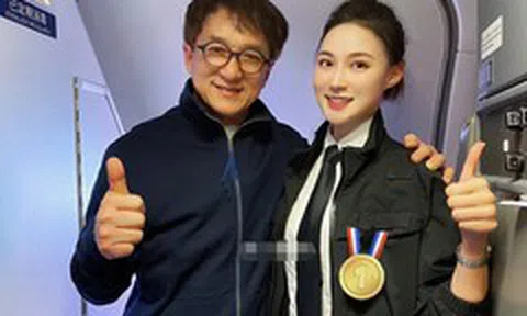 Thành Long bị chỉ trích vì thân mật với nữ tiếp viên hàng không