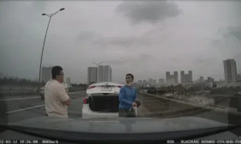 Hà Nội: Tài xế Kia cầm rìu đe dọa tài xế Porsche vì không vượt được lànicon