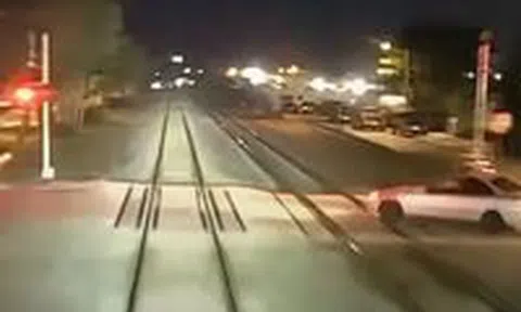 Cố cắt ngang đầu tàu, Honda Civic bị 'xé đôi'icon