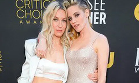 Kristen Stewart ôm hôn thê đồng giới trên thảm đỏ