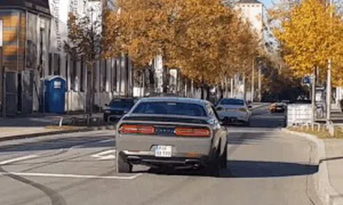 Chiếc BMW có màn vào cua đáng xấu hổ khi tuần hành cùng các siêu xeicon