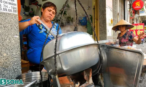 Quán cháo lòng 80 năm vẫn giữ nguyên hương vị, nấu trong nồi làm từ 2 cái chậu nhôm